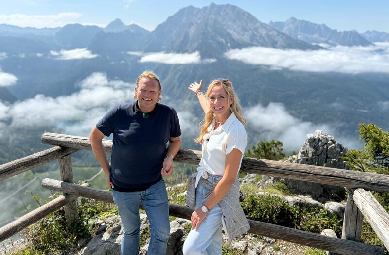 Hoch hinaus: Tamina Kallert (r) und Björn Freitag auf dem Jennergipfel mit majestätischem Alpenpanorama. – Bild: WDR/​2bild GmbH/​Christina König