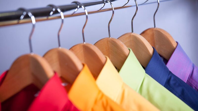 Rainbow colored shirts on hangers. – Bild: tomazl