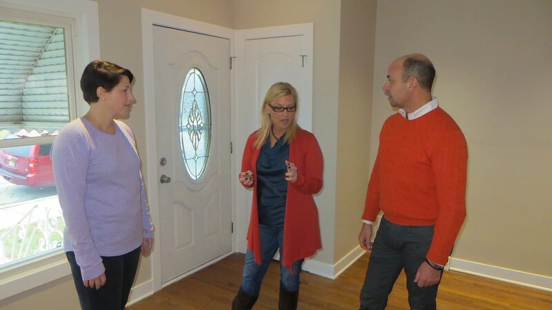 As seen on House Hunters, new homebuyer Anna and her real estate agent Greg listen as Anna’s best friend Nina provides her opinion on the pros and cons for Anna with this ranch home in Jefferson Park Chicago, IL. – Bild: HGTV/​Scripps Networks, LLC.