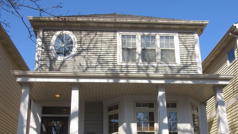 This Victorian style house in Chicago features a large and bright office, which Chris desires, as seen on House Hunters. – Bild: HGTV