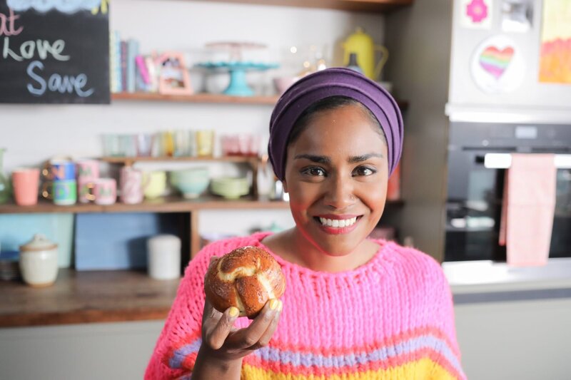Nadiya Hussain mit Laugengebäck. – Bild: ORF/​Warner