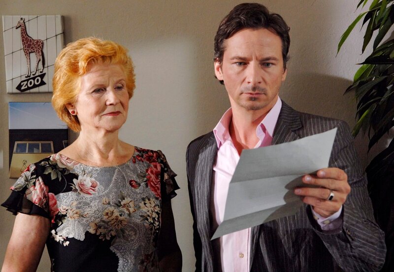 15 Uhr im Ersten. Fumetti (David C. Bunners, r.) hat einen Brief vom Oberschulamt bekommen: die Heinrich-Heine-Schule soll zum Jahresende wegen Schülermangels geschlossen werden. Schulsekretärin von Ryben (Irm Herrmann, l.) ist fassungslos. – Bild: ARD/​Claudius Pflug