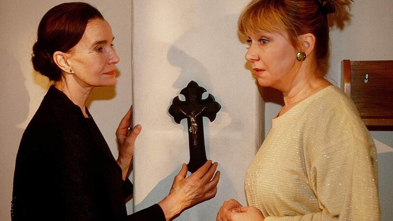 Die ’Neue“, Sofia Monetti (Gudrun Gundelach, li.) und Ilse (Christiane Reiff) unterhalten sich und hängen Sofias Kruzifix auf. – Bild: RTL