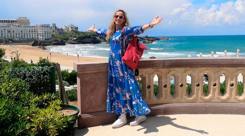 Moderatorin Tamina Kallert auf der Terrasse des berühmten Hotel du Palais in Biarritz. – Bild: WDR/​Anja Koenzen