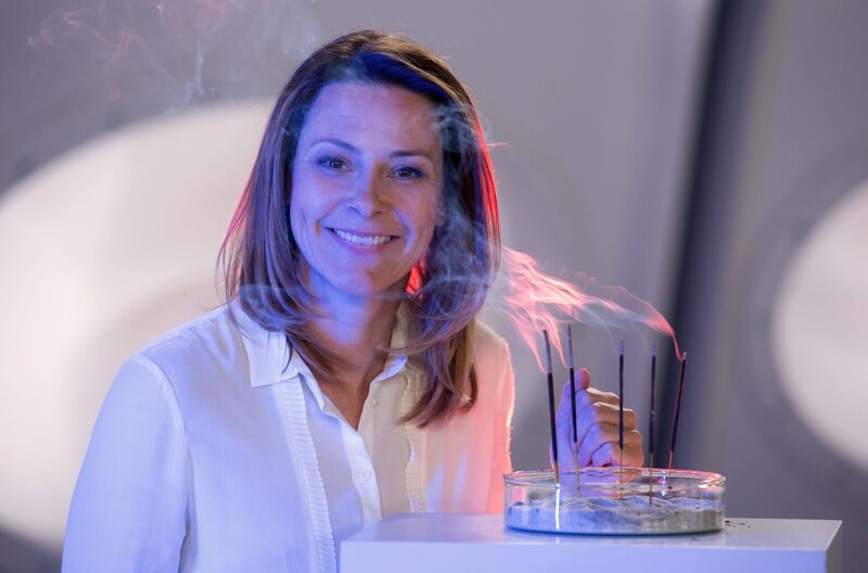 Nahezu jede menschliche Zelle besitzt Duftrezeptoren – auch unsere Haarwurzelzellen. Das haben Forscher der Ruhr-Uni Bochum herausgefunden. Ob Haare Aromen wahrnehmen können und bestimmte Düfte tatsächlich eine besondere Wirkung auf unser Haarwachstum haben, beantwortet Anja Reschke in „Wissen vor acht – Zukunft“. – Bild: ARD/​Michael Boehme