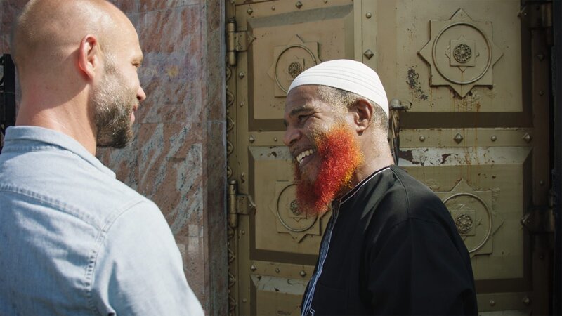 Jesse Morton mit seinem Freund Ali vor einer Moschee in Brooklyn. – Bild: Discovery Channel