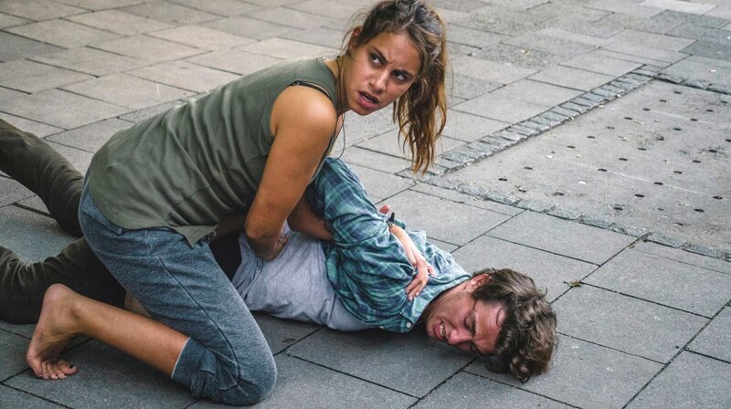 Jale (Almila Bagriacik) überwältigt einen jungen Mann (Nikolai Mohr). – Bild: ARD Degeto/​BR/​TV 60/​Hendrik Heiden