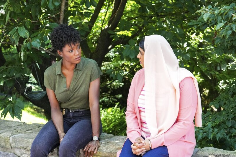 Special Agent Tiffany Wallace (Katherine Renee Kane, l.); Harita Kamra (Simran Jetha, r.) – Bild: 2022 CBS Broadcasting Inc. All Rights Reserved. /​ David M. Russell Lizenzbild frei