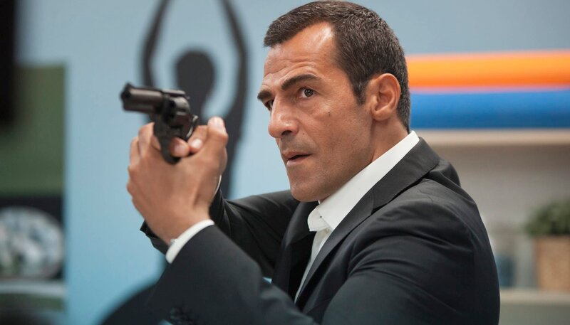Kommissar Özakin (Erol Sander) kommt fast zu spät ins Fitnessstudio. Die Lehrerin schwebt in Lebensgefahr. – Bild: ARD Degeto/​Gülnur Kiliç