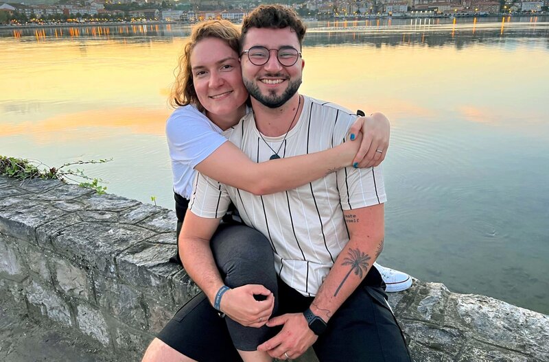 Julia liebt Frauen. Seit 12 Jahren ist sie mit Jenni zusammen- aber jetzt eigentlich mit Jonathan. Denn Jenni hat ihr Geschlecht gewechselt und ist jetzt ein Mann. – Bild: SWR