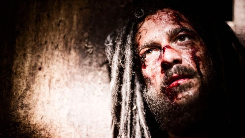 Scene 06/​69 – Interior Antipas Prison Cell; John (DAN PERCIVAL) is beaten by the guards. – Bild: Bibel TV