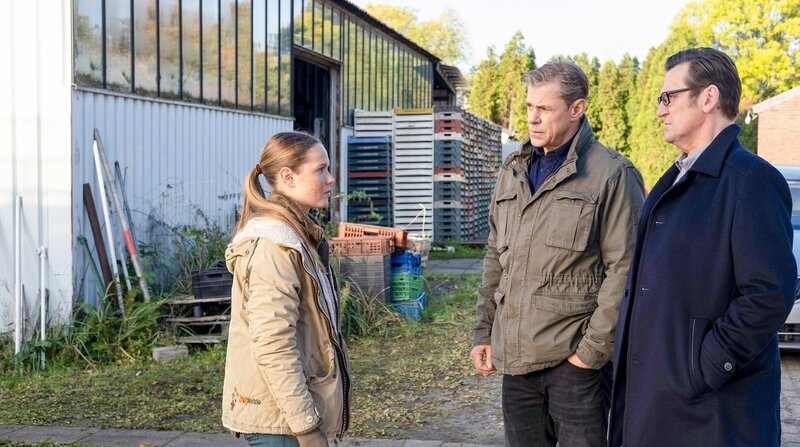 In der Gärtnerei von Jule Bergers (Tabea Willemsen, l.) Eltern, befragen Finn Kiesewetter (Sven Martinek, M.) und Lars Englen (Ingo Naujoks, r.) diese zum Tod ihrer Kundin Esther Gleims. – Bild: ORF/​ONE GATE/​ARD/​Christine Schröder