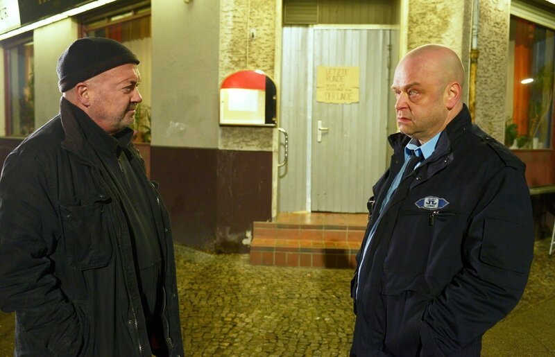 In der Nähe des Tatorts trifft Otto Garber (Florian Martens, l.) auf seinen alten Bekannten Hartmut Jenke (Robert Gallinowski, r.). – Bild: Katrin Knoke /​ ZDF Enterprises GmbH