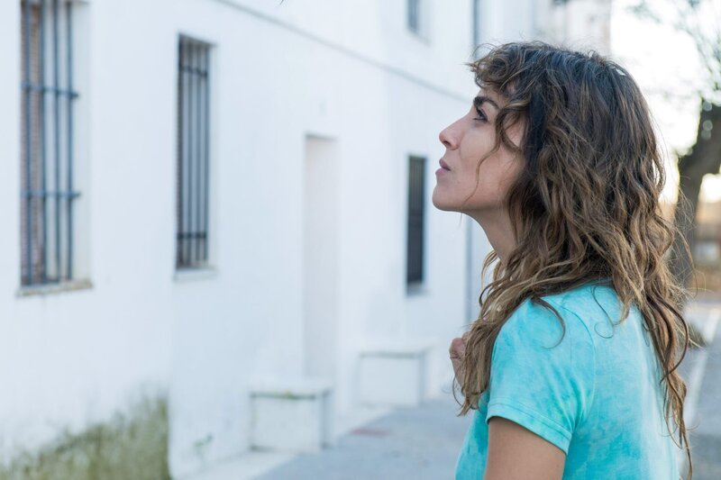 Verónica (Irene Accos) verfolgt eine Spur. – Bild: ORF/​Beta Film/​Movistar+/​MARIA HERAS