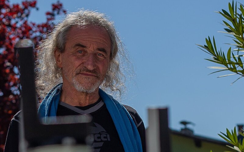 Gustav Troger, Performancekünstler, auf der ganzen Welt zuhause, in seinem Grazer Atelier. – Bild: ORF/​Satel Film/​Katharina Heigl