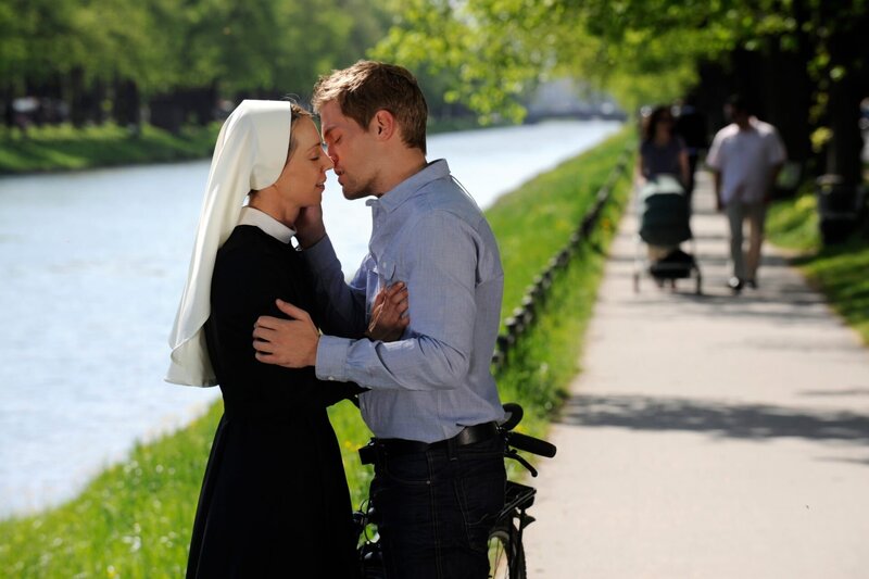 Schwester Maria (Julia Heinze) ist in Till (Joscha Kiefer) verliebt. – Bild: ORF/​Kineos/​Barbara Bauriedl