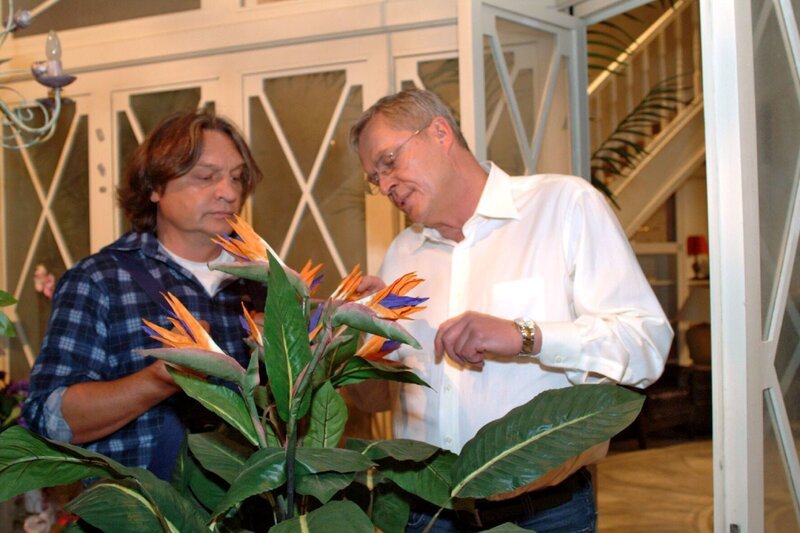 Friedrich (Wilhelm Manske, r.) sucht das Gespräch mit Bernd (Volker Herold, l.), um ihm von seinen Sorgen zu erzählen. – Bild: SAT.1 /​ Monika Schürle