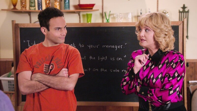 Barry Goldberg (Troy Gentile, l.); Beverly Goldberg (Wendi McLendon-Covey, r.) – Bild: 2020, 2021 Sony Pictures Entertainment. All Rights Reserved. Lizenzbild frei