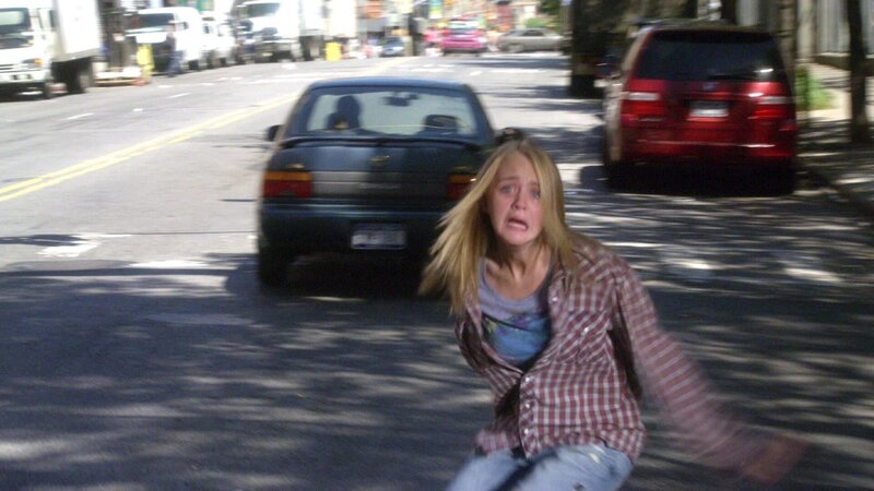 Als die 13-jährige Carly (Michaela Annette) vor ein Taxi läuft und von diesem überfahren wird, sieht zunächst alles wie ein tragischer Unfall aus. Doch bei der Obduktion kommt es zu einer einer überraschenden Wendung. – Bild: Nitro