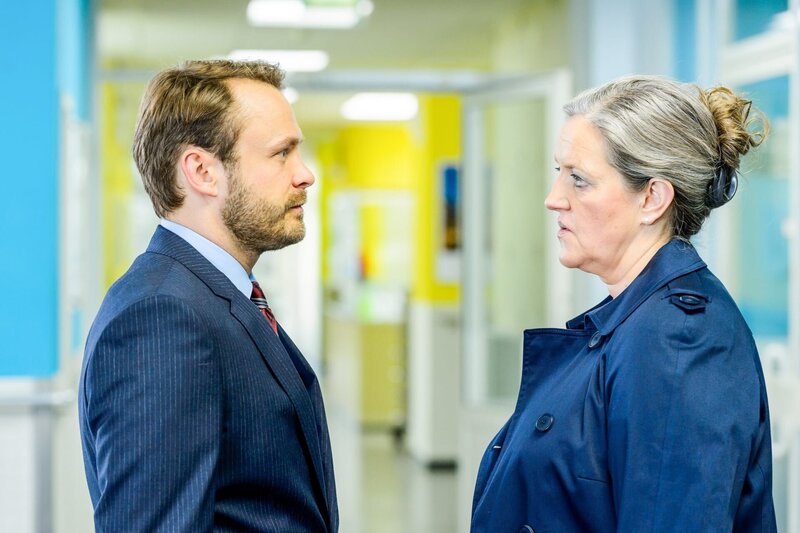 Jan Petersen (Matthias Ziesing) und Mechthild Puhl (Sybille J. Schedwill). – Bild: ORF/​ZDF/​Willi Weber