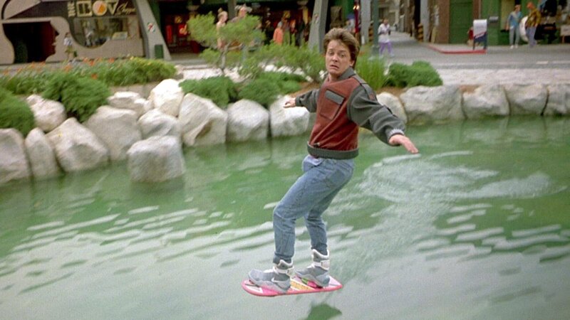 Im Jahr 2015 kann Marty (Michael J. Fox) mit dem Skateboard fliegen..ImJahr 2015 kann Marty (Michael J. Fox) mit dem Skateboard fliegen.. – Bild: RTL II /​ NBC Universal