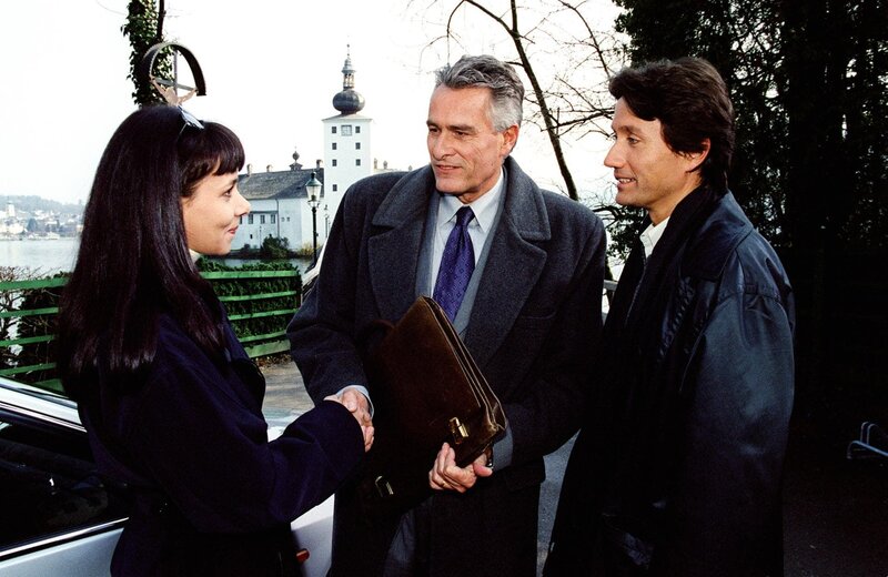 „Schlosshotel Orth“, „Um jeden Preis.“ Die berühmte Schauspielerin Ruth Lanzinger gerät in Schwierigkeiten. Aus einem abendlich-angeregten Gespräch mit einem leidenschaftlichen Fan wird eine gemeinsame Nacht. Als Ruth am nächsten Morgen die Affäre für beendet erklärt, dreht er durch und nimmt Pepi als Geisel. Wenzel und Schimek versuchen alles, um die Situation in den Griff zu bekommen. Jacob, der Halbbruder von Wenzels verstorbener Frau, kommt gemeinsam mit seiner Freundin Claudia nach Gmunden. Er will eine alte Villa kaufen und rechnet mit seinen Anteilen am Schlosshotel als Sicherheit für einen Kredit.Im Bild (v.li.): Sandra Cervik (Claudia Lendroth), Klaus Wildbolz (Wenzel Hofer), Ulrich Reinthaller (Jacob Kestner). – Bild: ORF/​Milenko Badzic