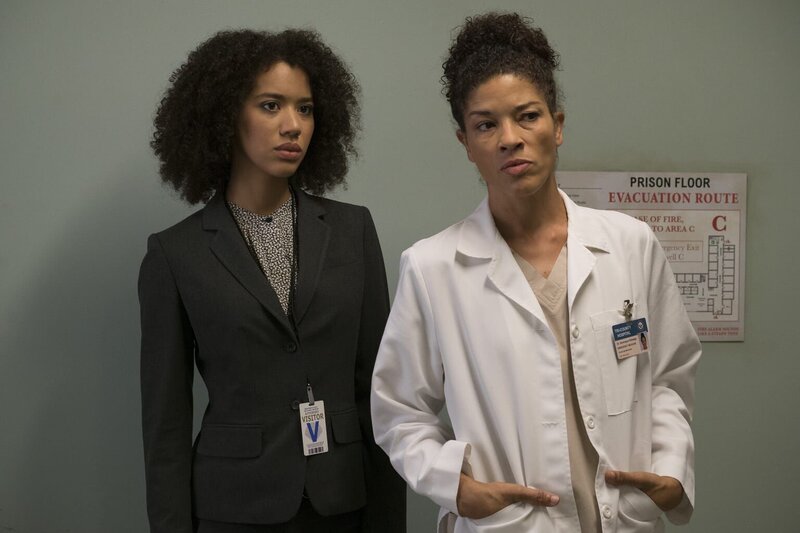 Während Amanda Joseph (Jasmin Savoy Brown, r.) und Dr. Eldredge (Klea Scott, l.) den Ablauf in einem Hochsicherheitsgefängnis kennen, ist es für Bailey, Arizona und Jo ein sehr komisches Gefühl dort Patientinnen zu behandeln … – Bild: American Broadcasting Companies, Inc.