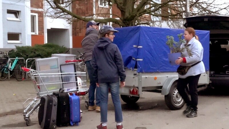 Unterdessen ist bei Sandra und ihrer Familie Teamwork beim Gepäckschleppen gefragt? – Bild: RTLZWEI