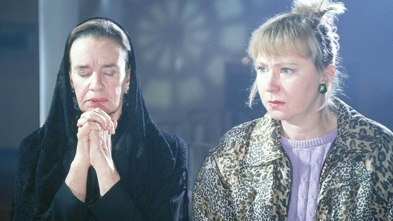 Ilse (Christiane Reiff) erfährt von Sofia (Gudrun Gundelach), dass die Pralinen für Mona vergiftet sind … – Bild: RTL Deutschland