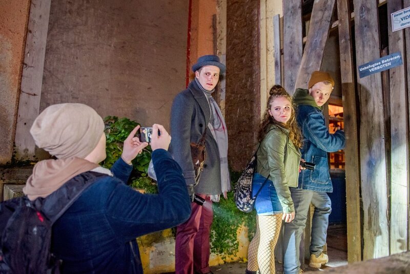 Im Bild (v.li.): Jack Hofer (Joe Holzer), Oliver Natterer (Niko Ettaler), Alice Prosser (Ronja Schachner), Nils Arztmann (Dani Mathon). – Bild: ORF/​Gebhardt Productions/​Stefanie Leo