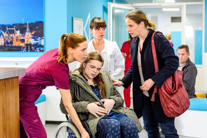 (v.li.): Bettina Lamprecht (Bettina ‚Betty‘ Dewald), Matilda Merkel (Jana Schiffer), Lore Richter (Dr. Mira Köttner), Julia Jäger (Heike Schiffer). – Bild: ORF/​ZDF/​Willi Weber