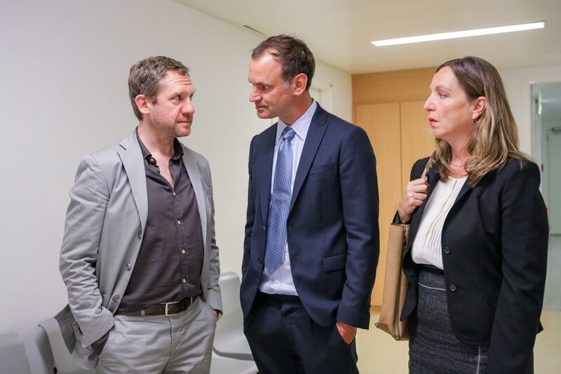 (v.li.): Johannes Zeiler (Andreas Bergfeld), Christian Dolezal (Eduard Hofmeister), Susi Stach (Dorfer). – Bild: ORF/​Petro Domenigg