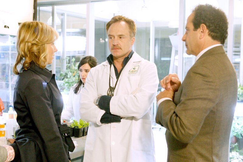 „Monk“, „Mr. Monk auf Rädern.“ Als Natalie einem gestürzten Radfahrer hilft, weiß sie nicht, dass sie sich damit unbewusst zur Komplizin eines Fahrraddiebes macht. Vom schlechten Gewissens geplagt, versucht sie daraufhin, Mr. Monk zu überreden, den dreisten Dieb zu stellen. Widerwillig erklärt sich der bereit, die Ermittlungen aufzunehmen. Als Monk und Natalie schließlich den Täter ausfindig machen, zückt der sofort eine Waffe und schießt auf die beiden. Monk wird von einer Kugel am Bein getroffen und muss die Untersuchung des Falles im Rollstuhl zu Ende bringen.Im Bild (v.li.): Traylor Howard (Natalie Teeger), Bradley Whitford (Dean Berry), Tony Shalhoub (Adrian Monk). – Bild: ORF/Universal/Vivian Zink „Monk“, „Mr. Monk auf Rädern.“ Als Natalie einem gestürzten Radfahrer hilft, weiß sie nicht, dass sie sich damit unbewusst zur Komplizin eines Fahrraddiebes macht. Vom schlechten Gewissens geplagt, versucht sie daraufhin, Mr. Monk zu überreden, den dreisten Dieb zu stellen. Widerwillig erklärt sich der bereit, die Ermittlungen aufzunehmen. Als Monk und Natalie schließlich den Täter ausfindig machen, zückt der sofort eine Waffe und schießt auf die beiden. Monk wird von einer Kugel am Bein getroffen und muss die Untersuchung des Falles im Rollstuhl zu Ende bringen.Im Bild (v.li.): Traylor Howard (Natalie Teeger), Bradley Whitford (Dean Berry), Tony Shalhoub (Adrian Monk). – Bild: ORF/Universal/Vivian Zink