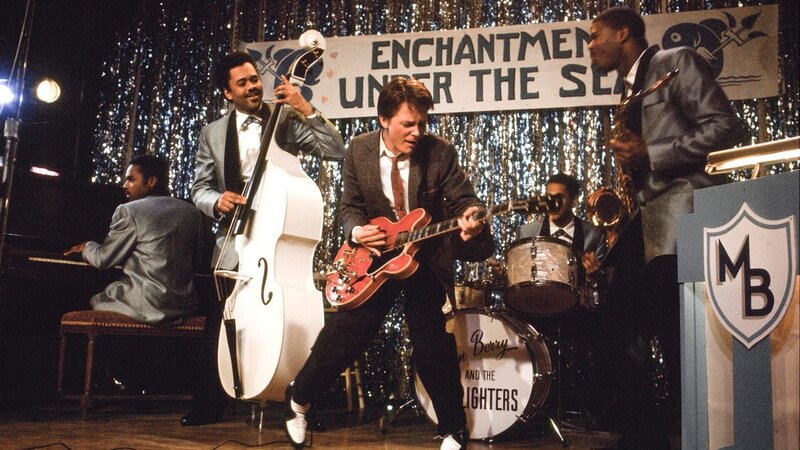Marty (Michael J. Fox) verblüfft alle Anwesenden mit seinen Künsten an der Gitarre. – Bild: RTL II