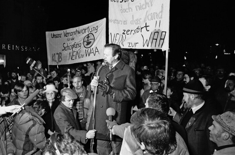 In den 1980er Jahren entwickelt sich der SPD-Kommunalpolitiker Hans Schuierer vom eifrigen Befürworter der Wiederaufbereitungsanlage Wackersdorf zu deren glühendstem Gegner. – Bild: Gerhard Götz