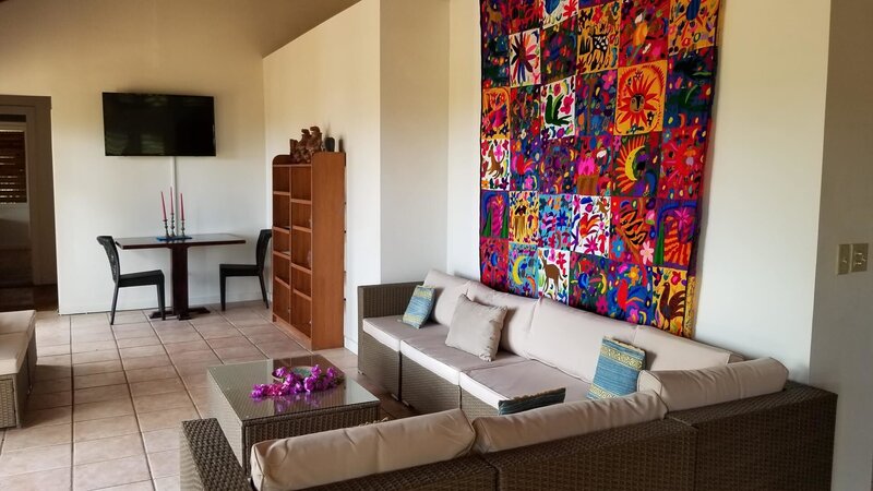 Living room at Casa Oceania, as seen on HGTV’s Caribbean Life. – Bild: Warner Bros. Discovery