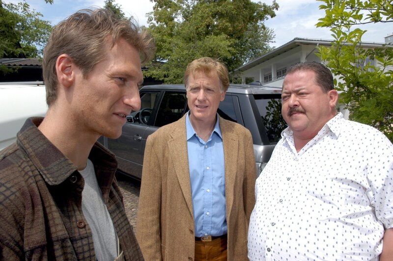 Manfred Ebner (Albert Fortell, m.) hat am Morgen den Toten gefunden und sieht wie Cop Korbinian Hofer (Joseph Hannesschläger, r.) in Sebastian Feil (Timo Klein) den Hauptverdächtigen für den Mord. – Bild: ORF/​ZDF/​Christian A. Rieger