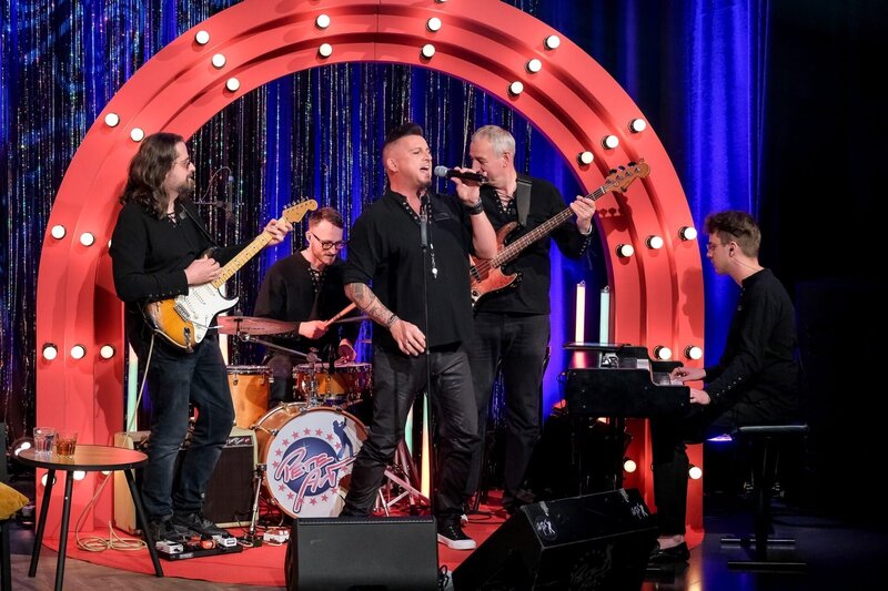 Pete Art und Band. – Bild: ORF 1