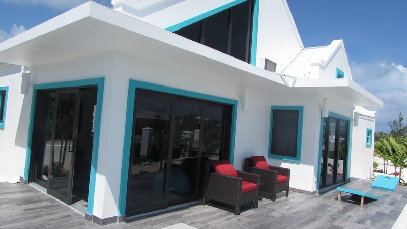 Back space and exterior of I. Land Time house in Providenciales, Turks and Caicos as seen on HGTV’s Caribbean Life – Bild: Warner Bros. Discovery