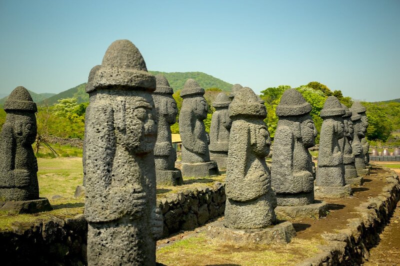 Nach dem tragischen Krieg galt Süd-Korea als eines der ärmsten Länder der Welt. Seither ist das Land enorm gewachsen und zählt inzwischen zu einer der wichtigsten Wirtschaftskräfte. Seine Stadtplanung und Architektur zeichnen ein Bild einer dynamischen Nation. – Bild: ORF/​Ampersand