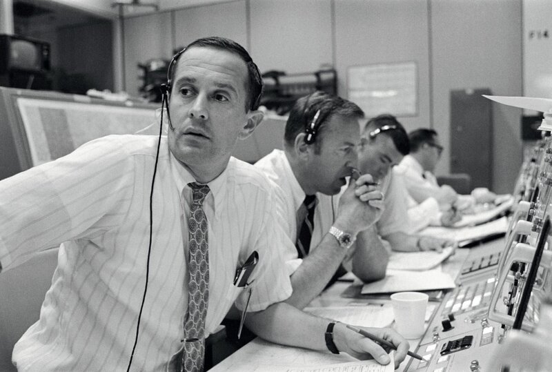 CAPCOM Charles Duke, with backup crewmen Jim Lovell and Fred Haise listening in during Apollo 11’s descent – Bild: HRT