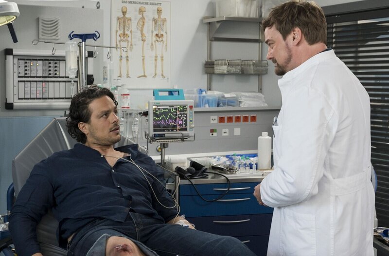 Dr. Noah Mattes (Christian Martin Schäfer, l.); Dr. Marc Lindner (Christian Beermann, r.) – Bild: ARD /​ Jens-Ulrich Koch