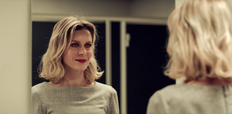 Die Staatsanwältin Eva Kofler (Elena Radonicich) steht vor ihrem ersten großen Fall. – Bild: ORF/​Beta Film/​Cross Productions/​Rai Fiction