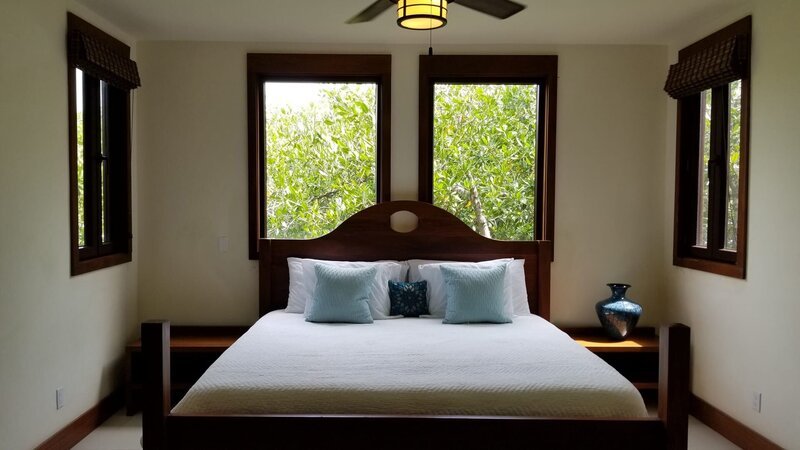 Master bedroom at Casa Capitan, as seen on HGTV’s Caribbean Life. – Bild: Warner Bros. Discovery