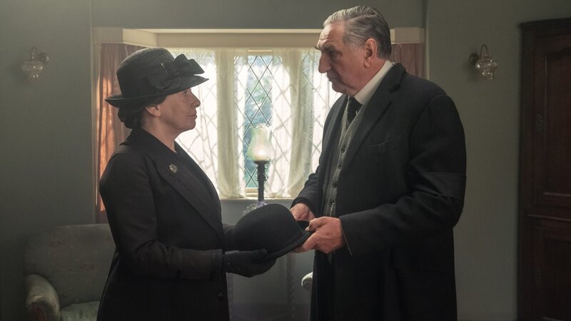  Phyllis Logan (Mrs. Hughes), Jim Carter (Mr. Carson). – Bild: ORF/​Universal/​Focus Features