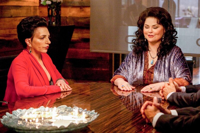 „Drop Dead Diva“, „Partnerwahl.“ Jane wird von ihrer Freundin, der Richterin Madeline Stone, um Hilfe gebeten. Madeline hat 25.000 Dollar an eine Partnervermittlungsagentur bezahlt, doch der Mann fürs Leben wollte sich trotzdem nicht einstellen. Im Gegenteil: alle vermittelten Dates waren eine herbe Enttäuschung. Grayson und Kim vertreten in der Zwischenzeit eine übersinnlich begabte Dame, die sich mit ihrer Schwester um das Erbe ihres Vaters streitet.Im Bild (v.li.): Liza Minnelli (Lily Wells), Delta Burke (Tessa Wells). – Bild: ORF/​Sony Pictures/​Bob Mahoney