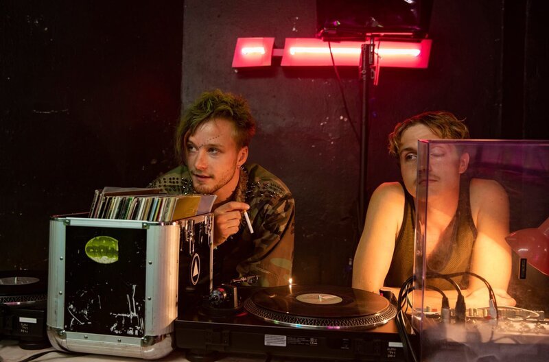 Silvias Freunde Rainer (Tillmann Felix Eckardt, l.) und Fritz (Kjell Brutscheid, r.) sind in ihrem neueröffneten Club für die Musik zuständig. – Bild: ARD/​Merav Maroody /​ ZDF und ARD/​Merav Maroody