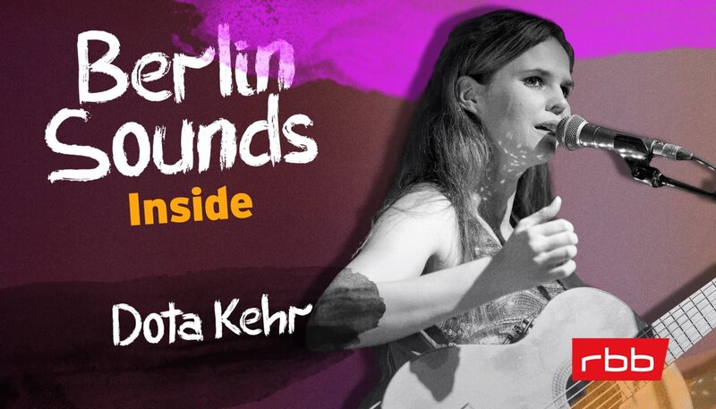 Sie ist Ärztin, Songwriterin, Labelchefin und eine der unabhängigsten Musikerinnen Deutschlands: Dota Kehr hat mit ihrer Band in über zwei Jahrzehnten mehr als ein Dutzend Alben veröffentlicht – ganz ohne Plattenfirma, ohne Management, dafür mit umso mehr Eigeninitiative. Im Gespräch mit Anja Caspary erzählt sie, warum sie lieber CDs in Papphüllen bastelte, als auf eine Antwort der Labels zu warten, wie sehr Berlin ihren Sound prägt, und warum sie bei „Sing meinen Song“ sofort abgewunken hat. Außerdem geht es um ihre Liebe zur brasilianischen Musik, das Gender-Sternchen und die Frage, was eigentlich eine „Schnalle“ ist. – Dota Kehr – Bild: rbb