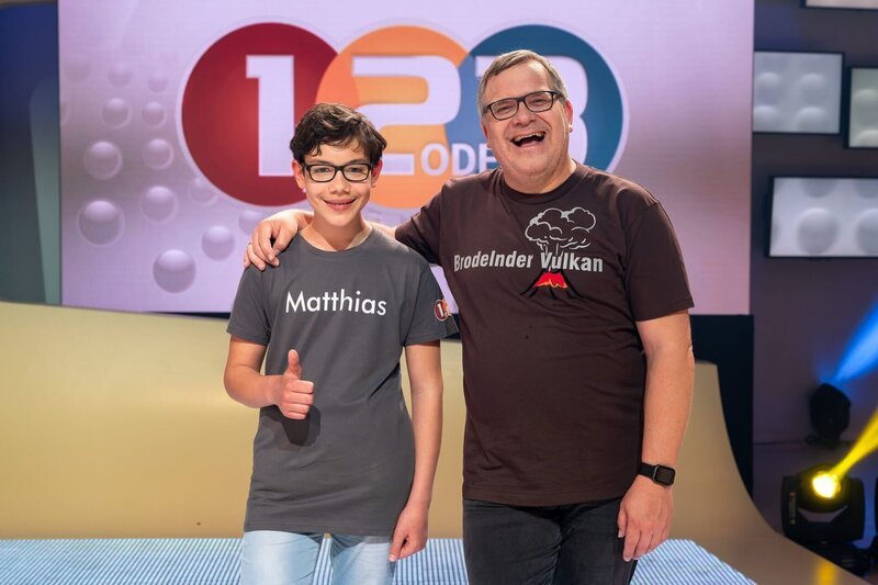Kamerakind Matthias mit Elton. – Bild: ORF/​ZDF/​Ralf Wilschewski