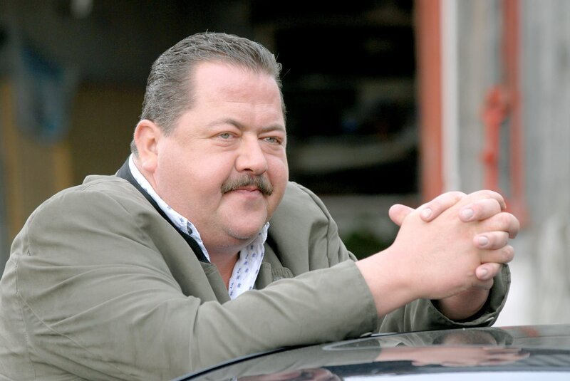 Wenn einer einen Bauernhof schlecht bewirtschaftet, versteht Cop und Freizeitbauer Korbinian Hofer (Joseph Hannesschläger) keinen Spaß. – Bild: ORF 2